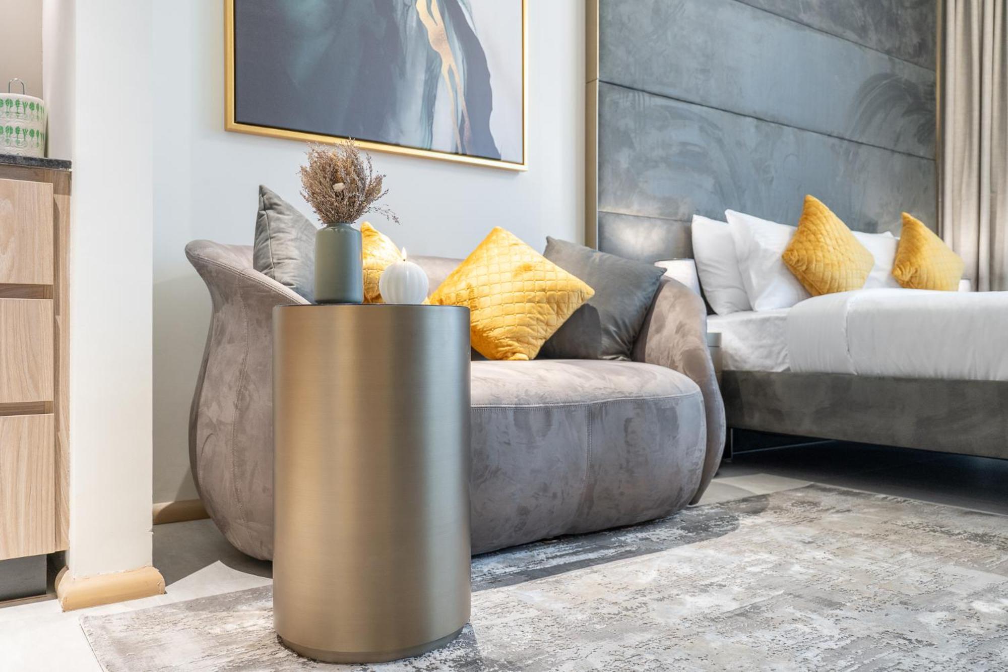 Apartment Modern By Czechin Jvc Prime Location *